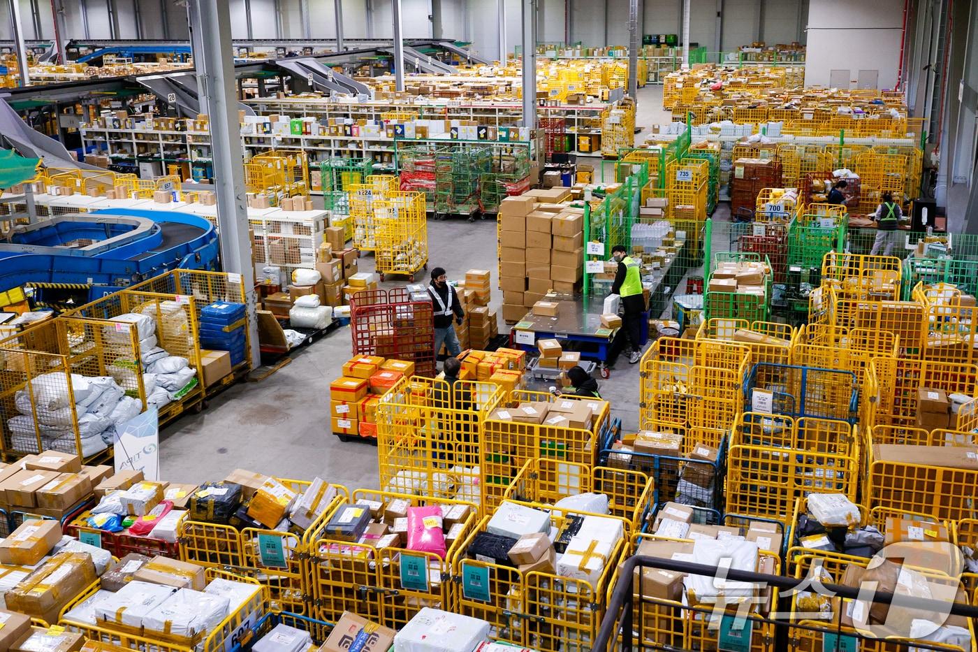 인천 중구 인천공항세관 특송물류센터에 직구 물품이 쌓여 있다. &#40;자료사진&#41; /뉴스1 ⓒ News1 안은나 기자