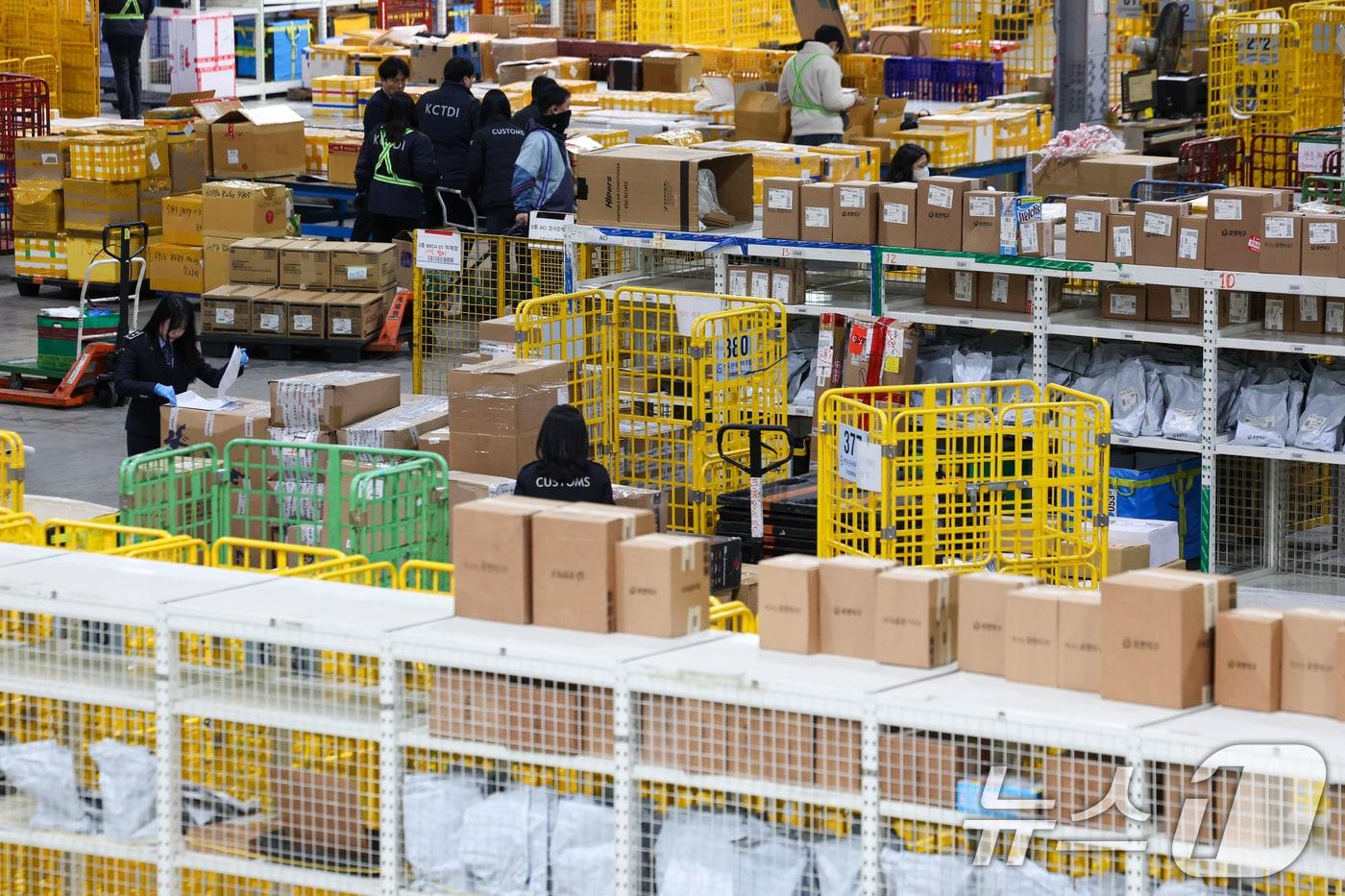  인천 중구 인천공항세관 특송물류센터 2025.11.20/뉴스1 ⓒ News1 안은나 기자