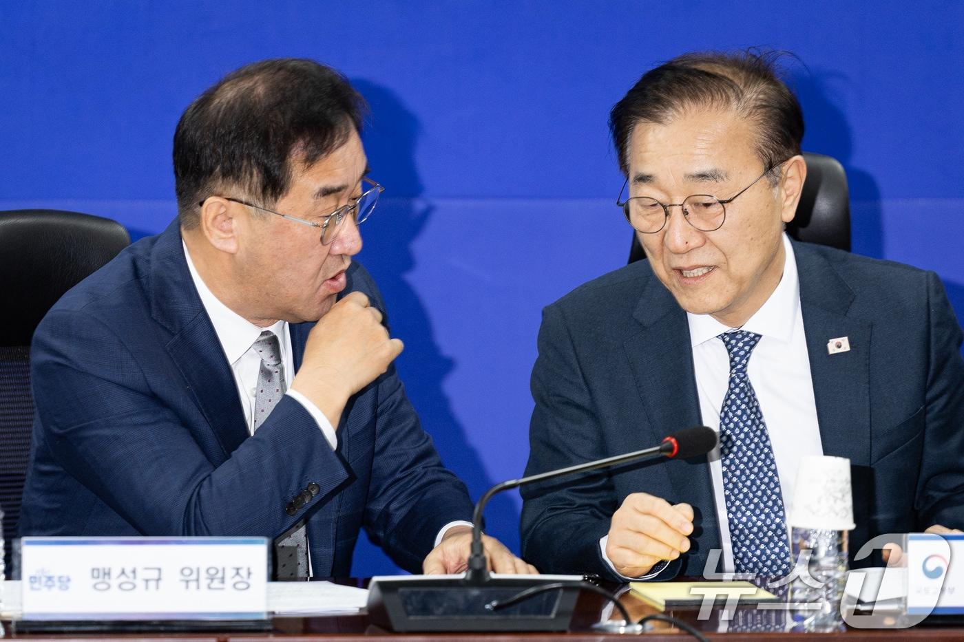 본문 이미지 - 맹성규 국회 국토교통위원장(왼쪽)과 김윤덕 국토교통부 장관. 2025.11.20 ⓒ 뉴스1 유승관 기자