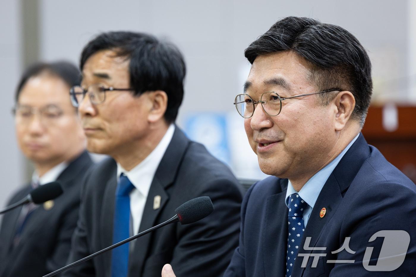 윤호중 행정안전부 장관&#40;오른쪽&#41;이 20일 서울 여의도 국회 의원회관에서 열린 사회연대경제 성장 촉진을 위한 당정대협의회에서 모두 발언을 하고 있다. 2025.11.20/뉴스1 ⓒ News1 유승관 기자