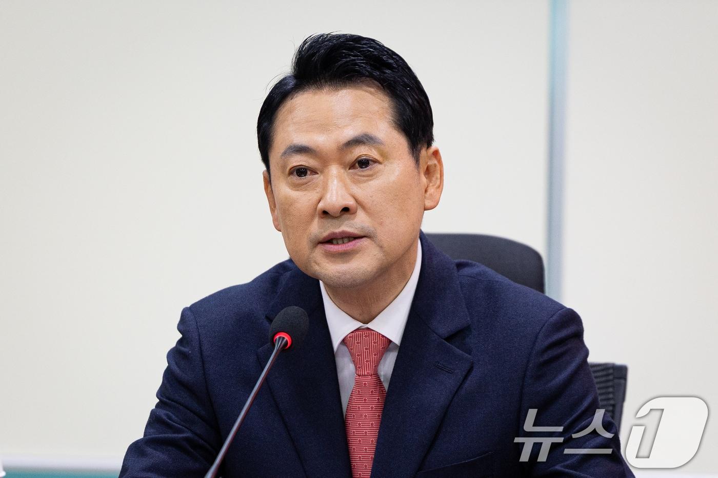 장동혁 국민의힘 대표가 20일 서울 여의도 국회 의원회관에서 열린 '이재명 정부 예산 포퓰리즘 이대로 괜찮은가' 토론회에서 축사를 하고 있다. 2025.11.20/뉴스1 ⓒ News1 유승관 기자