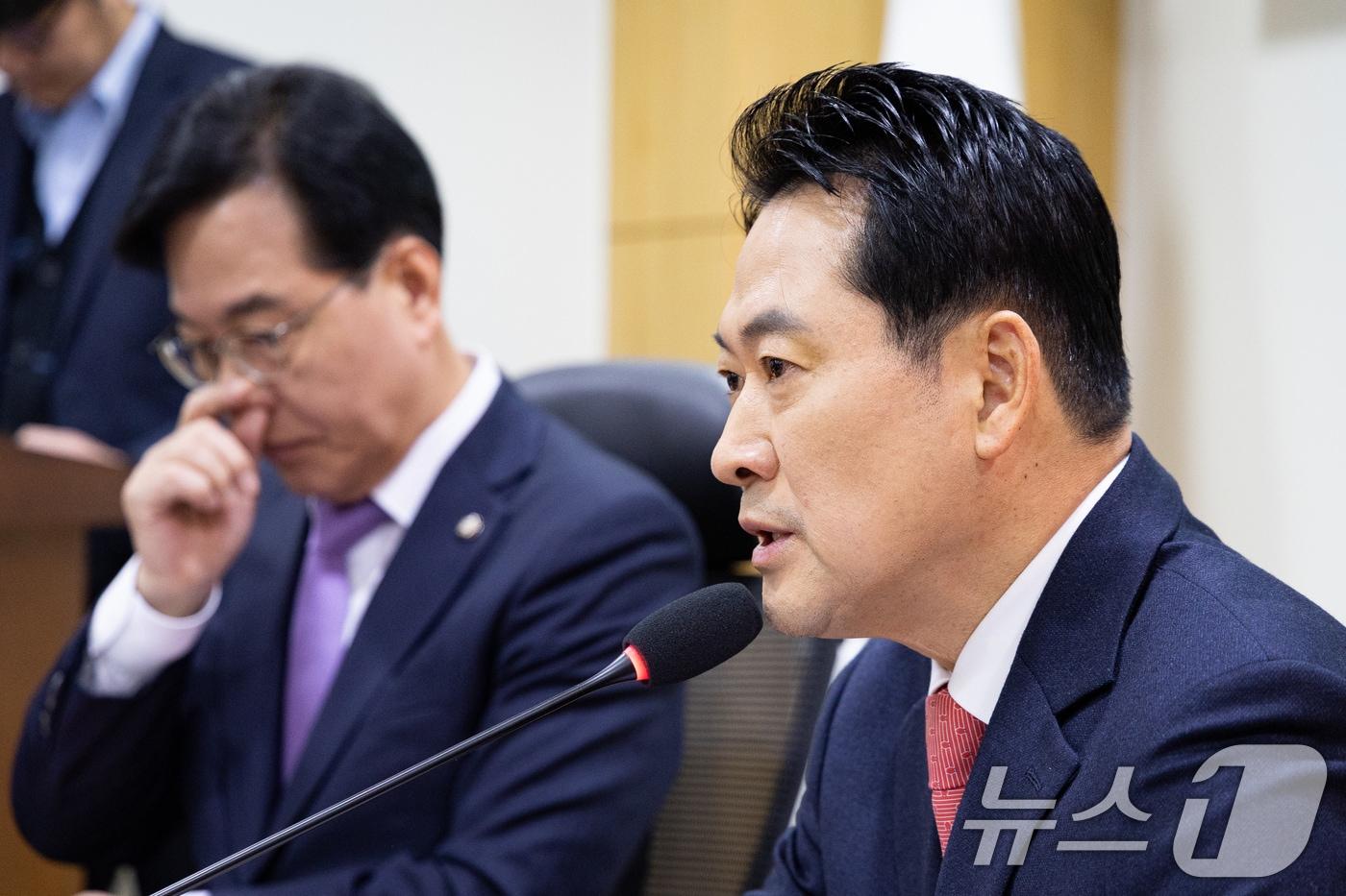 장동혁 국민의힘 대표가 20일 서울 여의도 국회 의원회관에서 열린 &#39;이재명 정부 예산 포퓰리즘 이대로 괜찮은가&#39; 토론회에서 축사를 하고 있다. 2025.11.20/뉴스1 ⓒ News1 유승관 기자