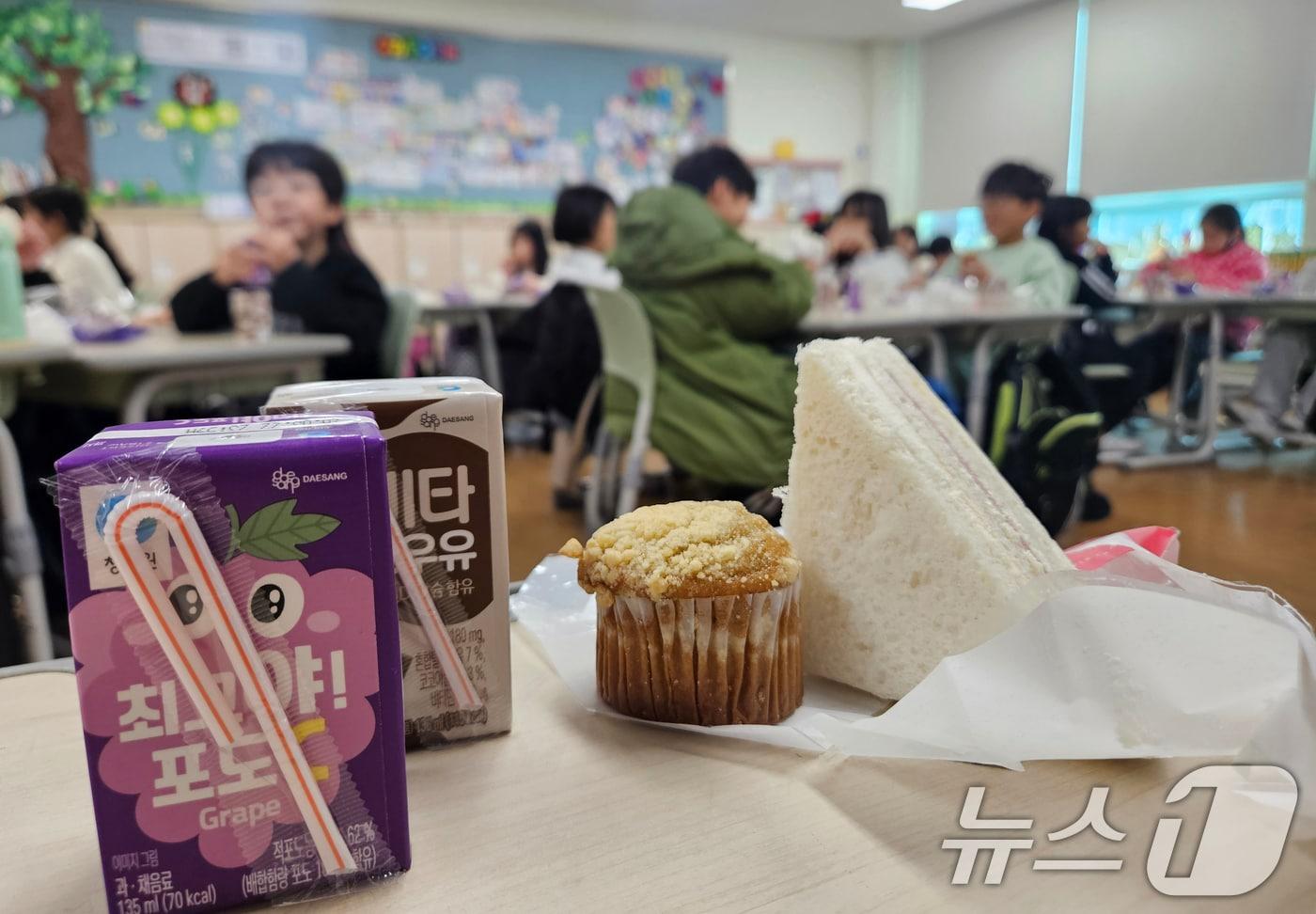 학교 급식·돌봄 업무 등에 종사하는 비정규직 노동자들이 총파업에 돌입한 20일 오전 충북 청주의 한 초등학교에서 학생들이 빵과 과일, 주스 등 대체식을 먹고 있다. 2025.11.20/뉴스1 ⓒ News1 이재규 기자