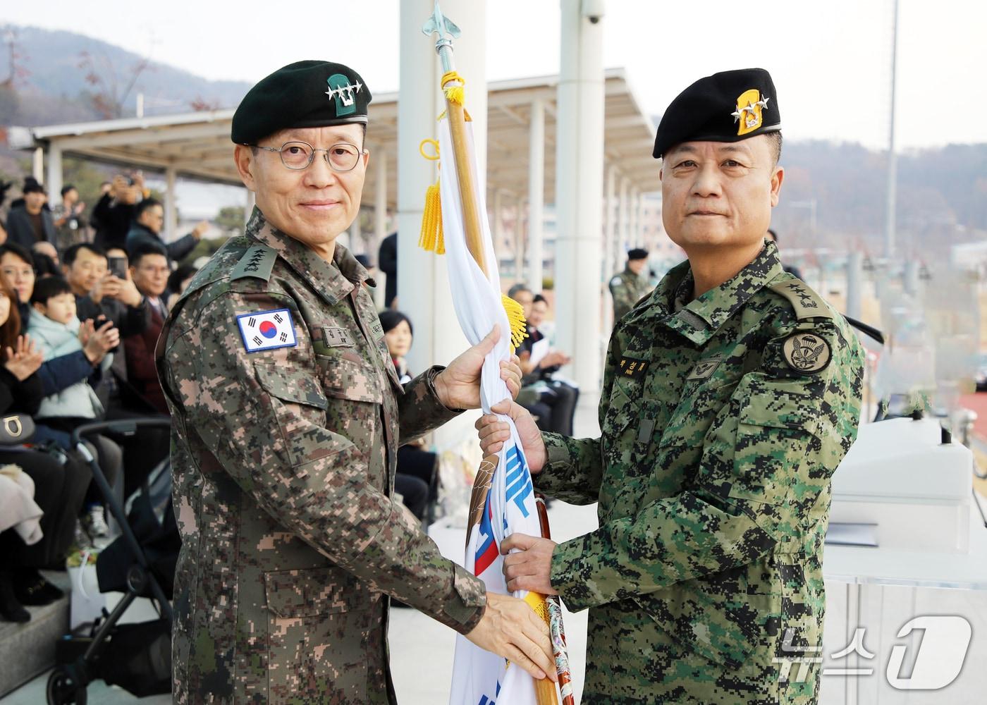 본문 이미지 - 박성제 신임 특전사령관&#40;오른쪽&#41;이 20일 사령부 연병장에서 열린 취임식에서 김규하 육군참모총장으로부터 부대기를 이양 받고 있다.&#40;특전사 제공&#41;