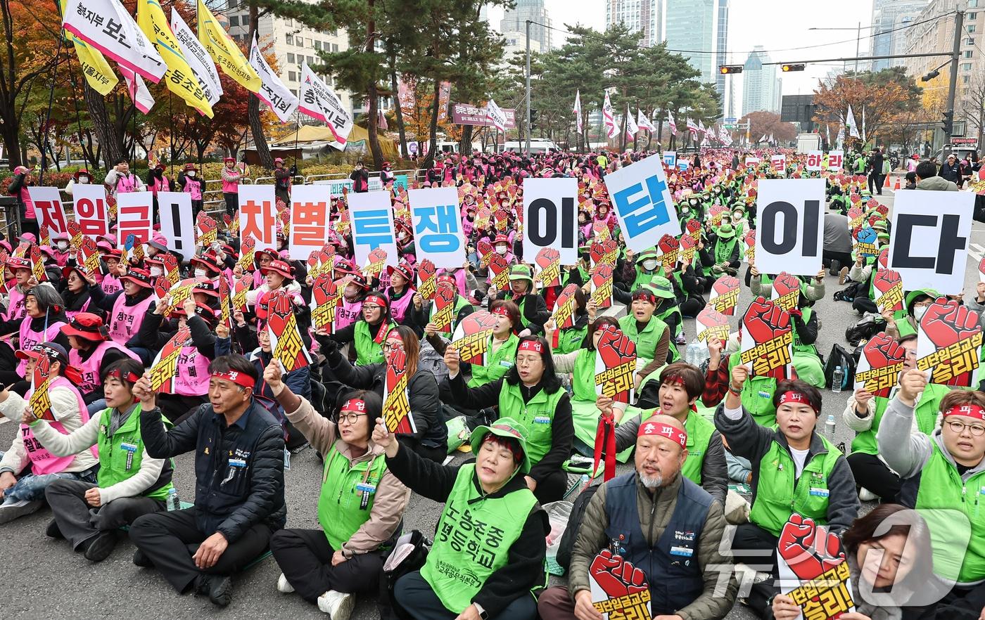 전국학교비정규직연대회의 활동가들이 11월 20일 서울 영등포구 국회 앞 도로에서 열린 학교비정규직 노동자 1차 총파업 대회에서 비정규직 차별 철폐 등을 촉구하며 구호를 외치고 있다. 2025.11.20/뉴스1 ⓒ News1 김도우 기자