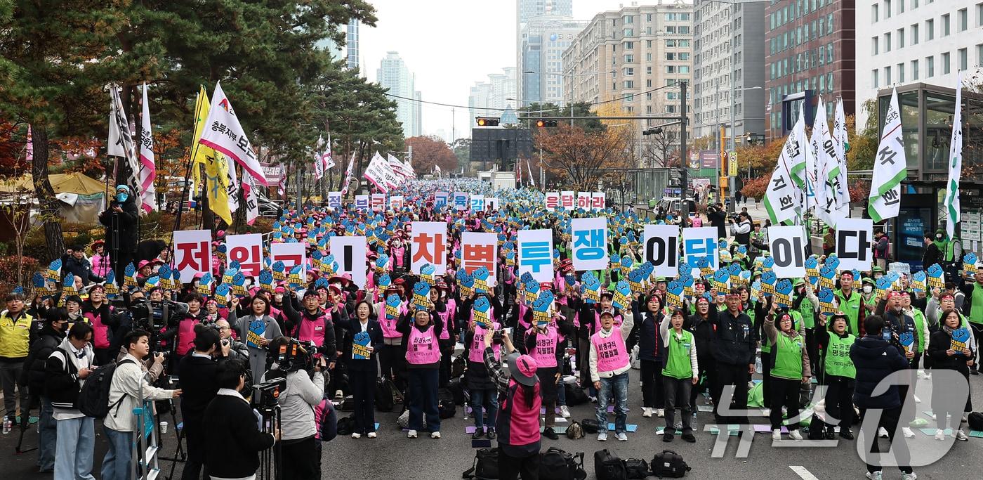 전국학교비정규직연대회의 활동가들이 20일 서울 영등포구 국회 앞 도로에서 열린 학교비정규직 노동자 1차 총파업 대회에서 비정규직 차별 철폐 등을 촉구하며 구호를 외치고 있다. 2025.11.20/뉴스1 ⓒ News1 김도우 기자
