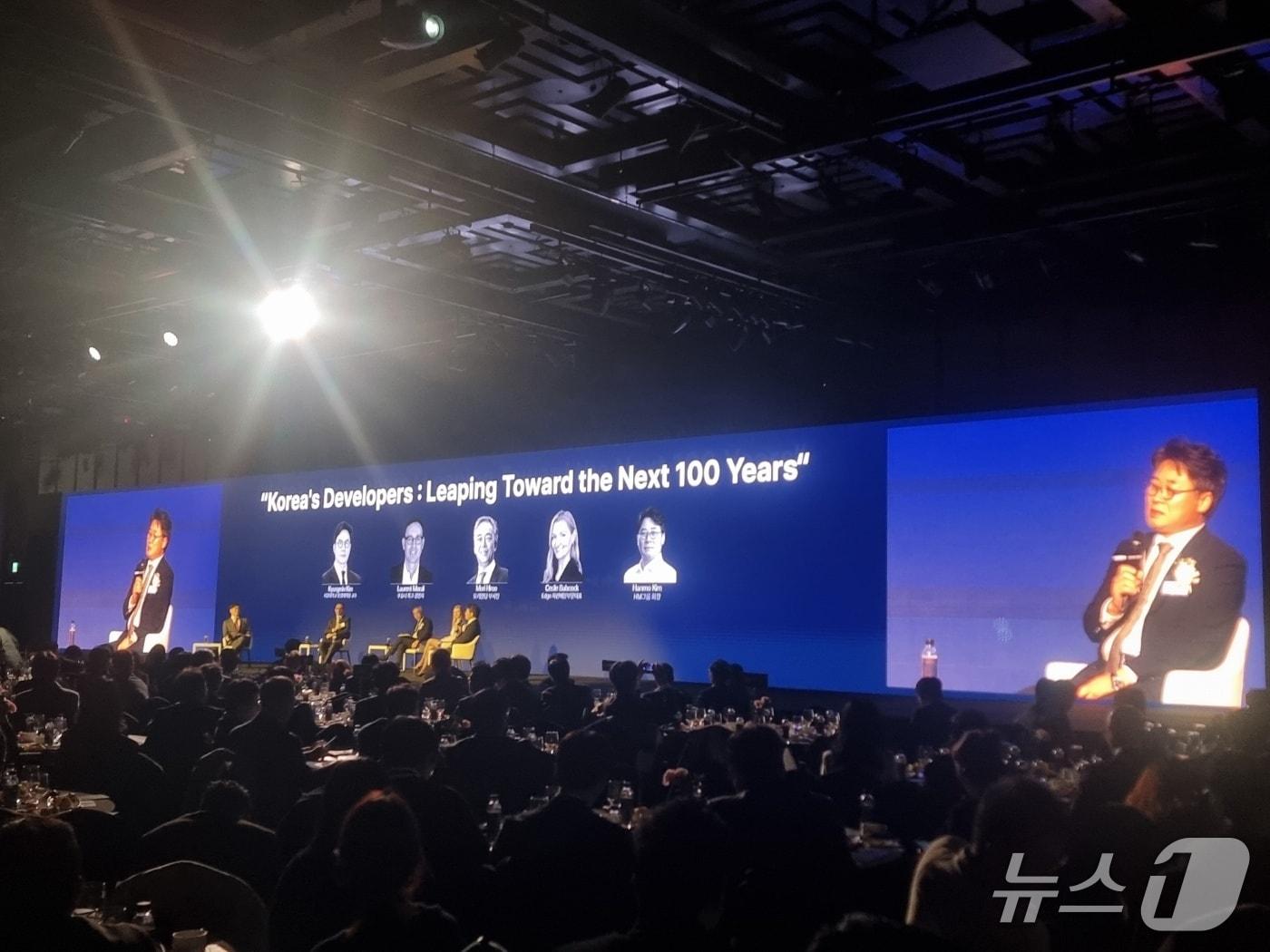 본문 이미지 - 김한모 HM그룹 회장이 한국부동산개발협회 창립 20주년 기념행사에 참석한 모습.뉴스1 ⓒ News1  