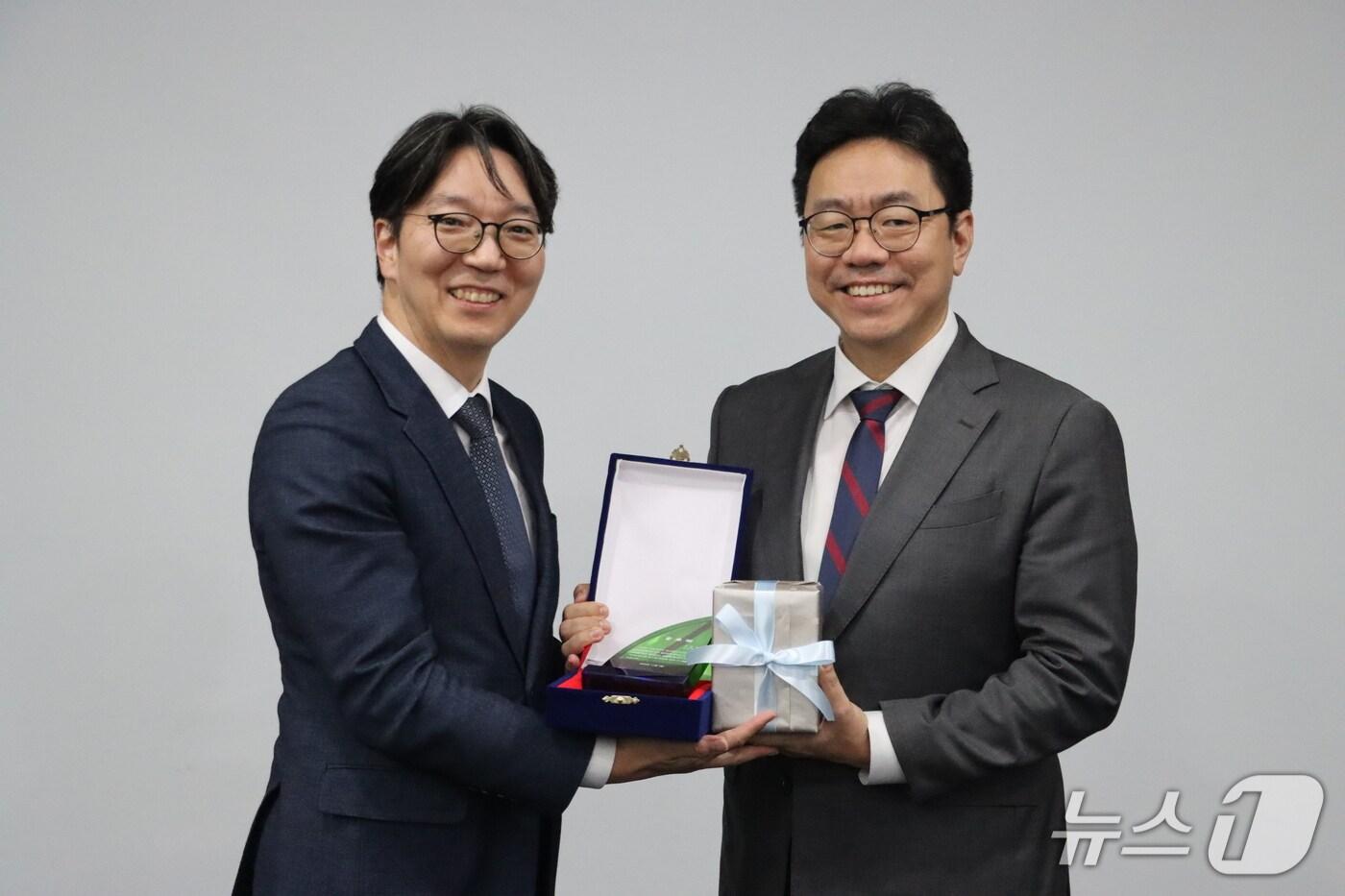서울특별시보라매병원은 오범조 가정의학과 교수(사진)가 지난 4일 서울대학교에서 열린 '2025 샤눔리더스클럽 시상식'에서 교수 부문 공로패를 받았다고 20일 밝혔다.(서울특별시보라매병원 제공)