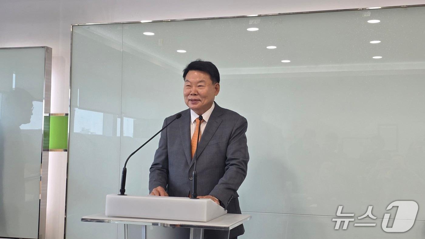 20일 당진시청 브리핑룸에서 긴급 기자회견을 하고 있는 오성환 당진시장ⓒ 뉴스1 김태완 기자