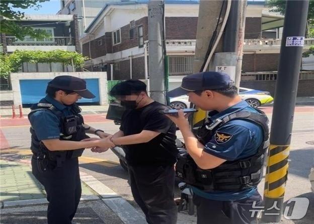 본문 이미지 - 신고 현장에 출동한 경찰.&#40;인천경찰청 제공. 재배포 및 DB금지&#41;2025.11.20/뉴스1