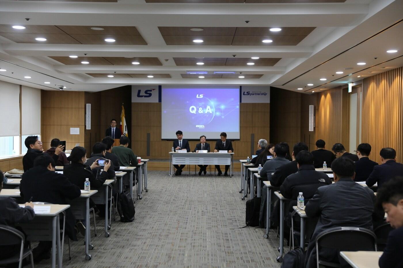 LS가 20일 LS용산타워에서 에식스솔루션즈 기업공개&#40;IPO&#41; 추진 배경 및 사업 현황을 공유하고 주주들과 소통하기 위한 기업설명회를 개최했다. &#40;왼쪽부터&#41; &#40;주&#41;LS 전략금융부문장 박진호 상무, &#40;주&#41;LS CFO 이태호 상무, 에식스솔루션즈 최창희 CEO&#40;LS 제공&#41;. ⓒ 뉴스1