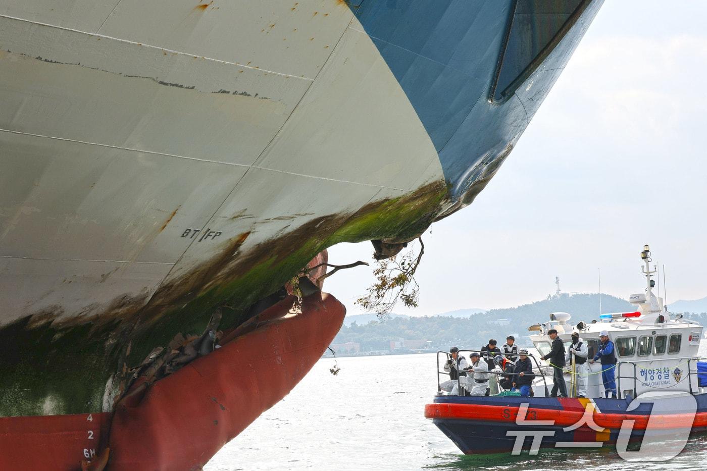 20일 목포해경이 전남 신안 해상에서 퀸제누비아2호 여객선 좌초 사고와 관련해 선체합동감식을 진행하고 있다. 2025.11.20/뉴스1 ⓒ News1 박지현 기자