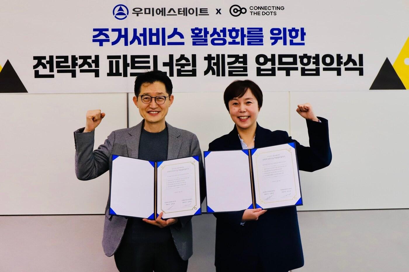 19일 강남 린스퀘어에서 김병권 우미에스테이트 대표와 김희정 커넥트더닷츠 대표가 MOU를 체결하고 기념촬영을 하고 있다.(우미건설 제공)