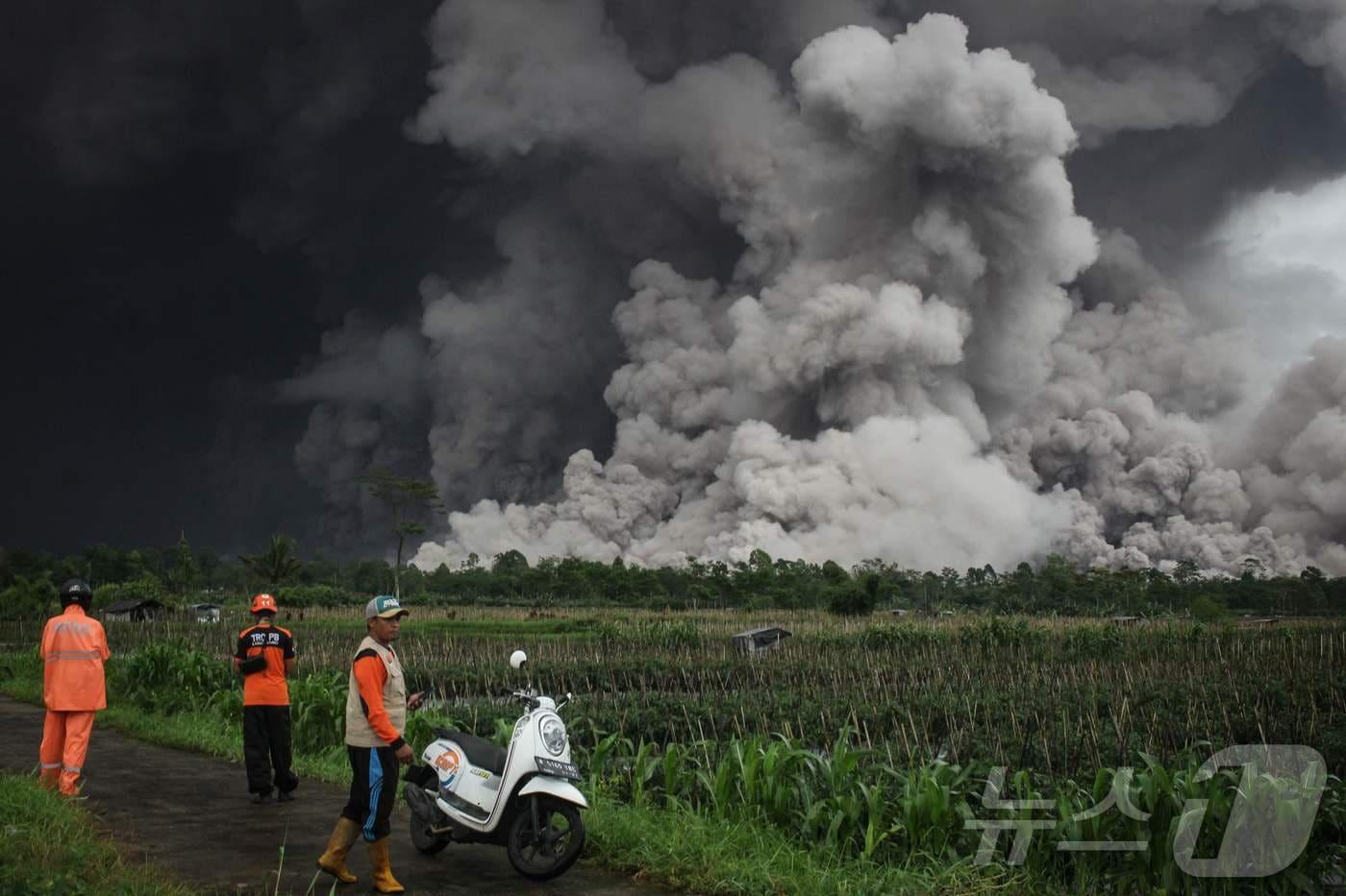 주민들이 19일&#40;현지시간&#41; 인도네시아 동자바 세메루 산 분화 중 화산쇄설류를 바라보고 있다. 2025.11.19. ⓒ AFP=뉴스1 ⓒ News1 이정환 기자