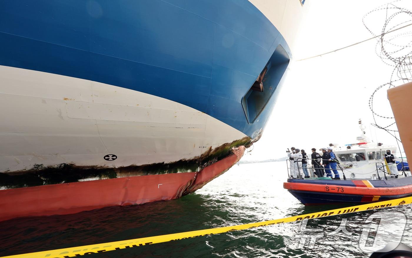 전남 신안 해상 발생한 퀸제누비아2호 좌초 사고와 관련해 20일 목포 산정동 삼학부두에서 한국선급, 국립과학수사연구원, 전남청 과학수사대, 목포해경 등이 합동으로 선체합동감식을 진행하고 있다. 2025.11.20/뉴스1 ⓒ News1 박지현 기자