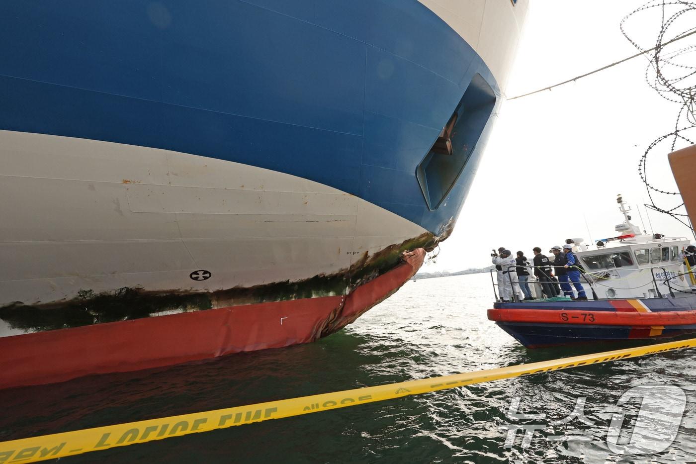 전남 신안 해상 발생한 퀸제누비아2호 좌초 사고와 관련해 20일 목포 산정동 삼학부두에서 한국선급, 국립과학수사연구원, 전남청 과학수사대, 목포해경 등이 합동으로 선체합동감식을 진행하고 있다. 2025.11.20/뉴스1 ⓒ News1 박지현 기자