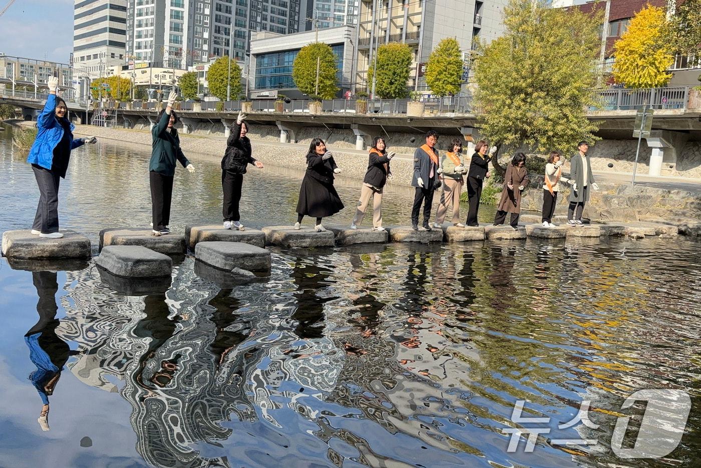 노사발전재단 광주중장년내일센터와 광주고용복지플러스센터가 19일 오후 광주천 일대에서 생태복원을 위한 '광주천 살리기 캠페인'을 진행하고 있다.(노사발전재단 광주센터 제공. 재판매 및 DB 금지) 