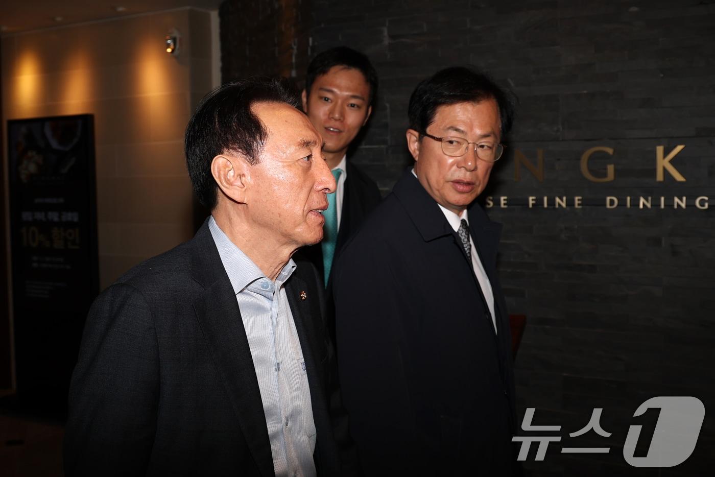 본문 이미지 - 김석기, 이만희 국민의힘 의원이 20일 장동혁 대표와 3선 중진 오찬 회동을 위해 서울 여의도 한 식당으로 들어서고 있다. 2025.11.20 ⓒ 뉴스1 이승배 기자