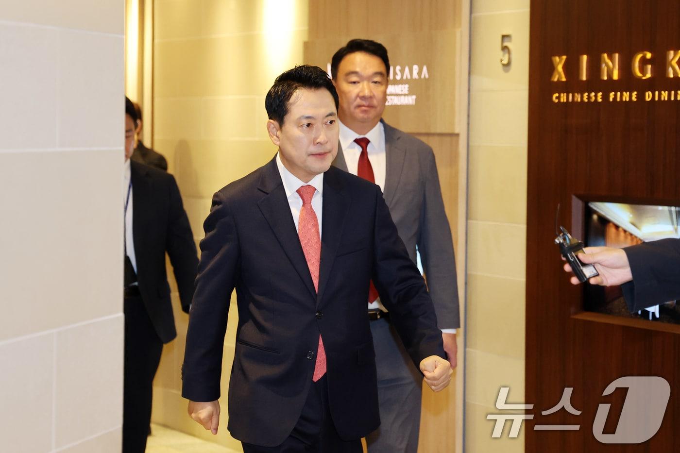 본문 이미지 - 장동혁 국민의힘 대표가 20일 3선 의원들과의 오찬 회동을 위해 서울 여의도의 한 식당으로 들어서고 있다. 2025.11.20/뉴스1 ⓒ News1 이승배 기자