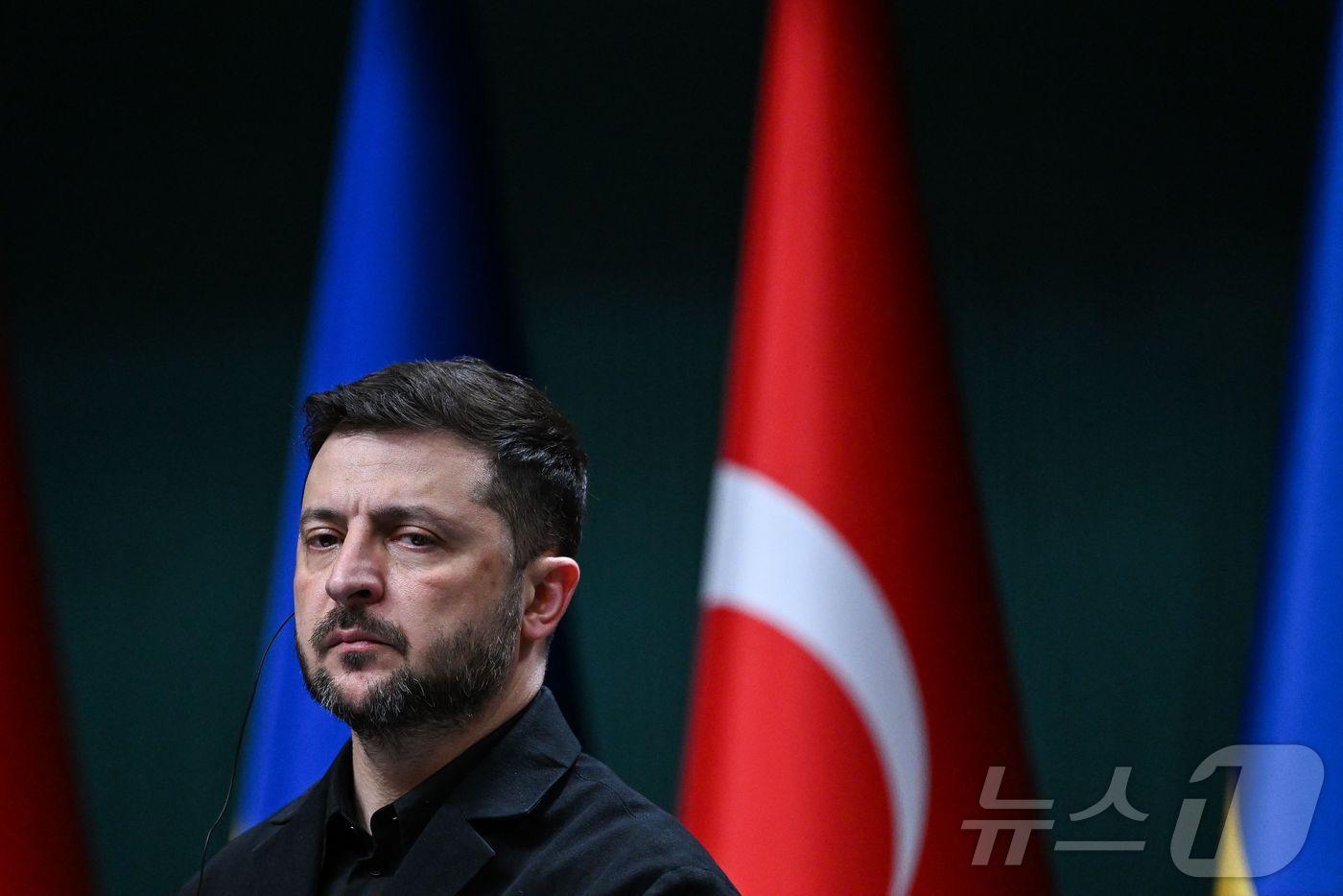 볼로디미르 젤렌스키 우크라이나 대통령이 19일&#40;현지시간&#41; 튀르키예 앙카라 대통령궁에서 레제프 타이이프 에르도안 튀르키예 대통령과 정상회담 후 공동 기자회견에 참석하고 있다.. ⓒ AFP=뉴스1 ⓒ News1 이정환 기자