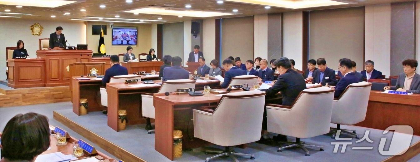 본문 이미지 - 전북 장수군의회가 20일 제380회 제2차 정례회를 열고 30일간의 일정에 돌입했다.&#40;의회 제공. 재판매 및 DB금지&#41;2025.11.20/뉴스1