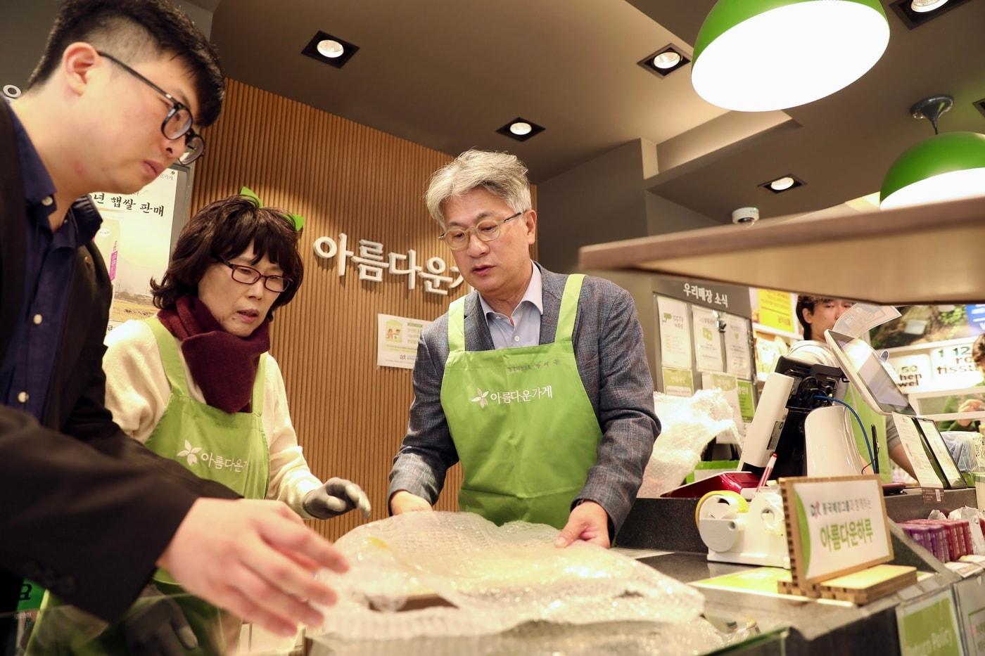 20일 '아름다운하루' 행사에서 장세욱 동국제강그룹 부회장(가운데)이 일일점원으로 활동하는 모습. (동국홀딩스 제공)