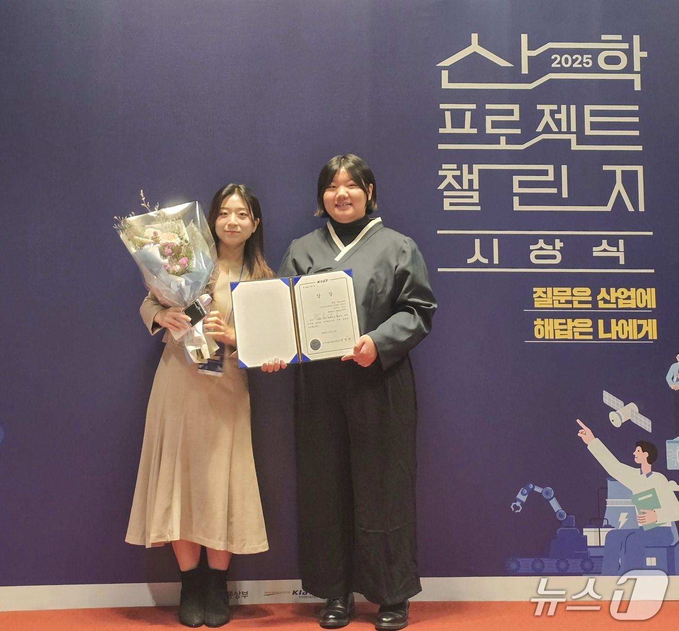 본문 이미지 - 한국산업기술진흥원 원장상을 수상한 성신여대 SecureX팀. 왼쪽부터 전유란, 이연지 박사과정생.&#40;성신여대 제공&#41;