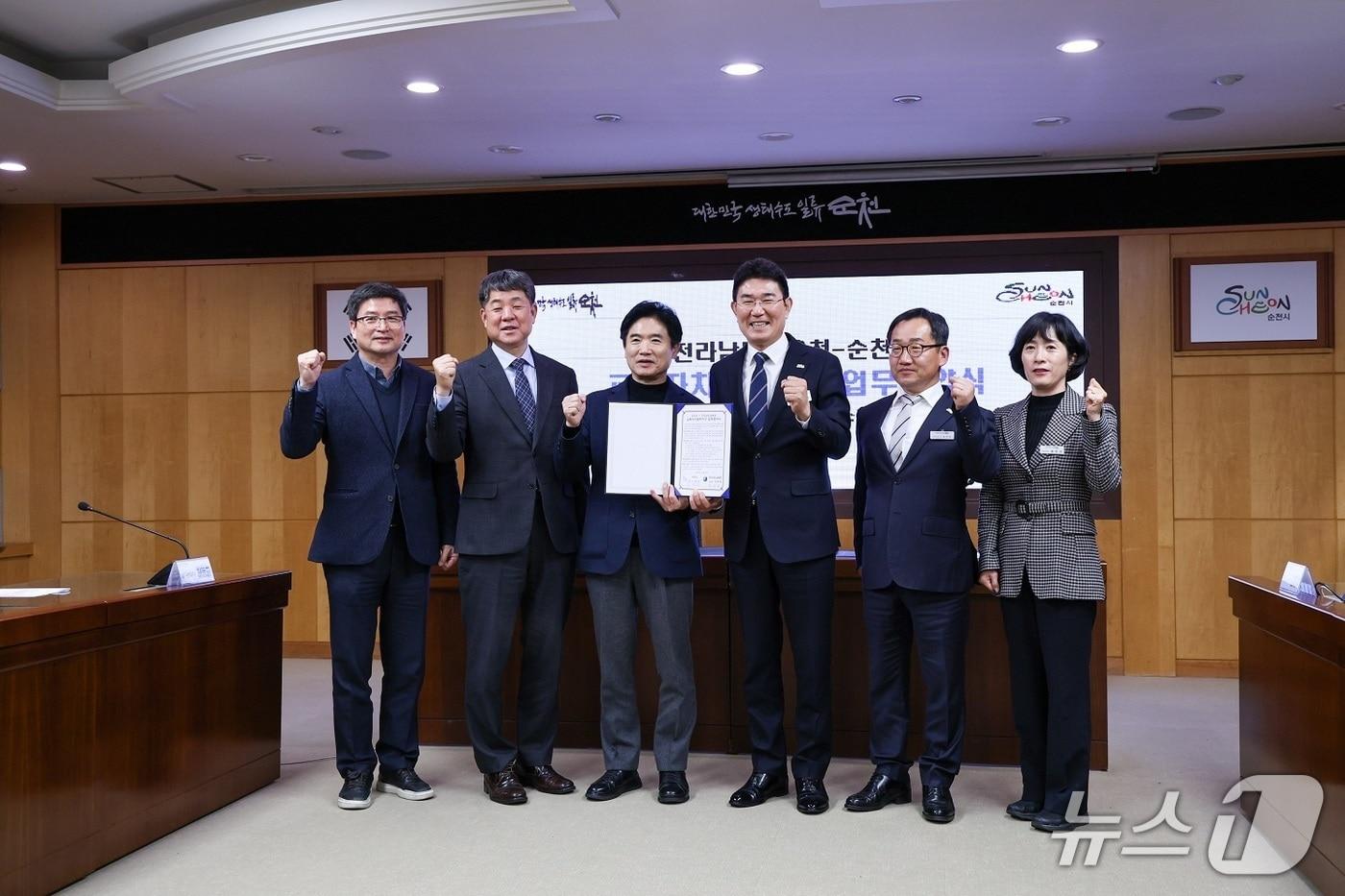 순천시가 지난 19일 전남도교육청과 &#39;교육자치협력지구&#39; 업무협약을 맺고 기념사진을 촬영하고 있다. &#40;순천시 제공. 재판매 및 DB금지&#41;