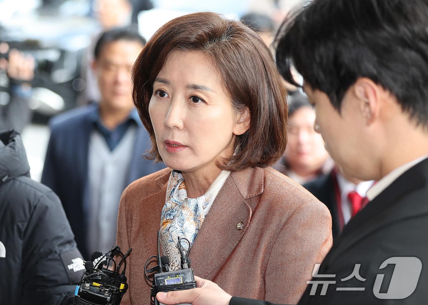 본문 이미지 - 나경원 국민의힘 의원이 20일 서울 양천구 남부지법에서 열린 &#39;자유한국당 패스트트랙&#40;신속처리안건&#41; 충돌 사건&#39; 1심 선고 공판에 출석하며 취재진 질문에 답하고 있다. 2025.11.20/뉴스1 ⓒ News1 박지혜 기자