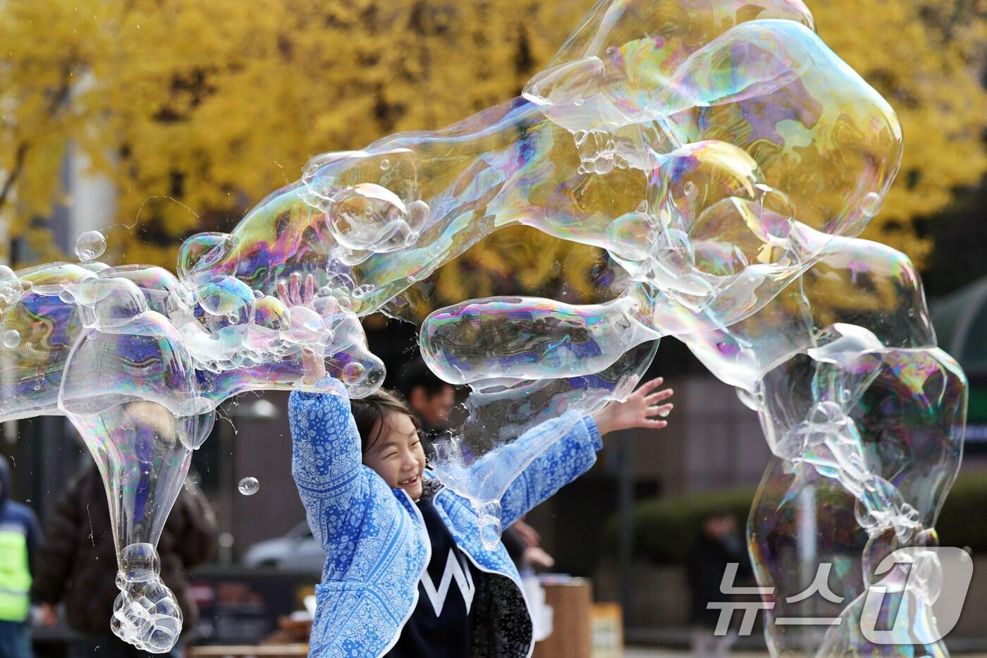 20일 오후 서울 청계광장에서 열린 &#39;2025 자원순환 시민행사–초록이의 지구여행&#39; 개막공연에서 어린이들이 비눗방울과 함께 즐거운 시간을 보내고 있다. 서울디자인재단은 이날 행사를 시작으로 오는 22일과 29일 서울새활용플라자에서 &#39;장난감 자원순환 캠페인&#39;을 연속 개최한다. 2025.11.20/뉴스1 ⓒ News1 황기선 기자