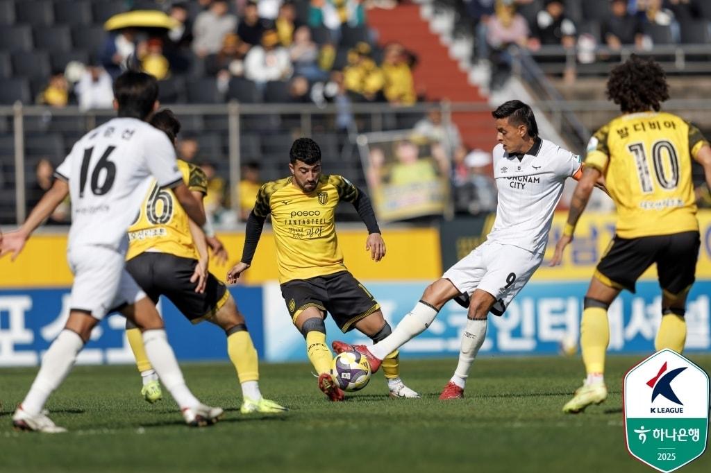 본문 이미지 - 시즌 막판 K리그2 승강 플레이오프 진출권을 경쟁 중인 전남 드래곤즈와 성남FC. &#40;한국프로축구연맹 제공&#41;