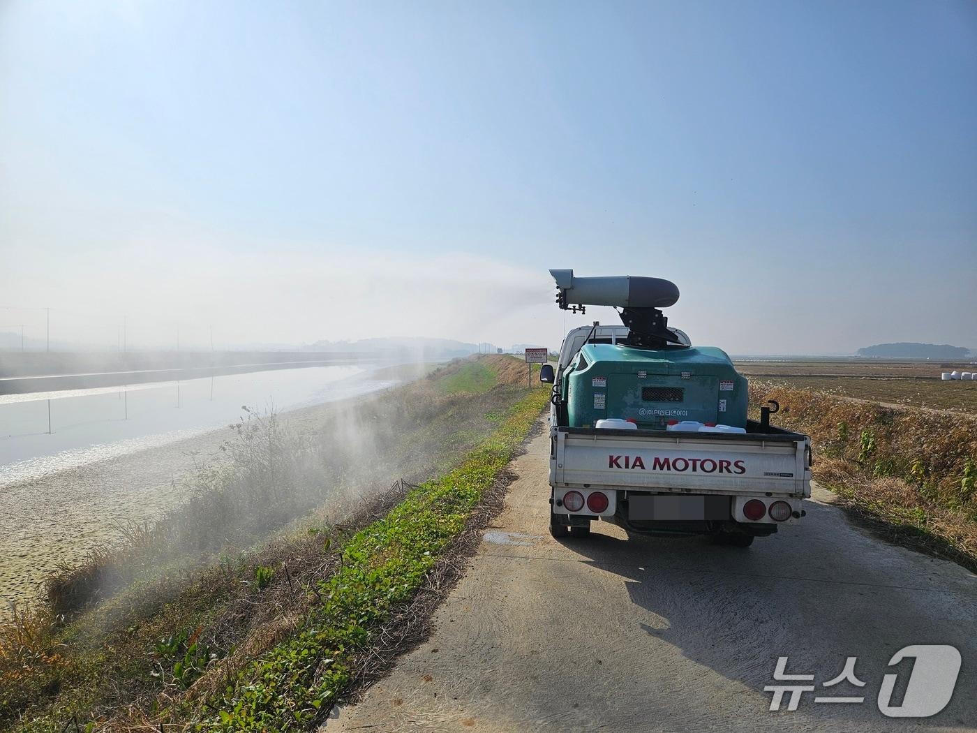 본문 이미지 - 동절기 고병원성 조류인플루엔자(AI) 발생 및 확산 방지를 위한 소독이 이뤄지고 있다.(전북도 제공. 재판매 및 DB금지)/뉴스1 