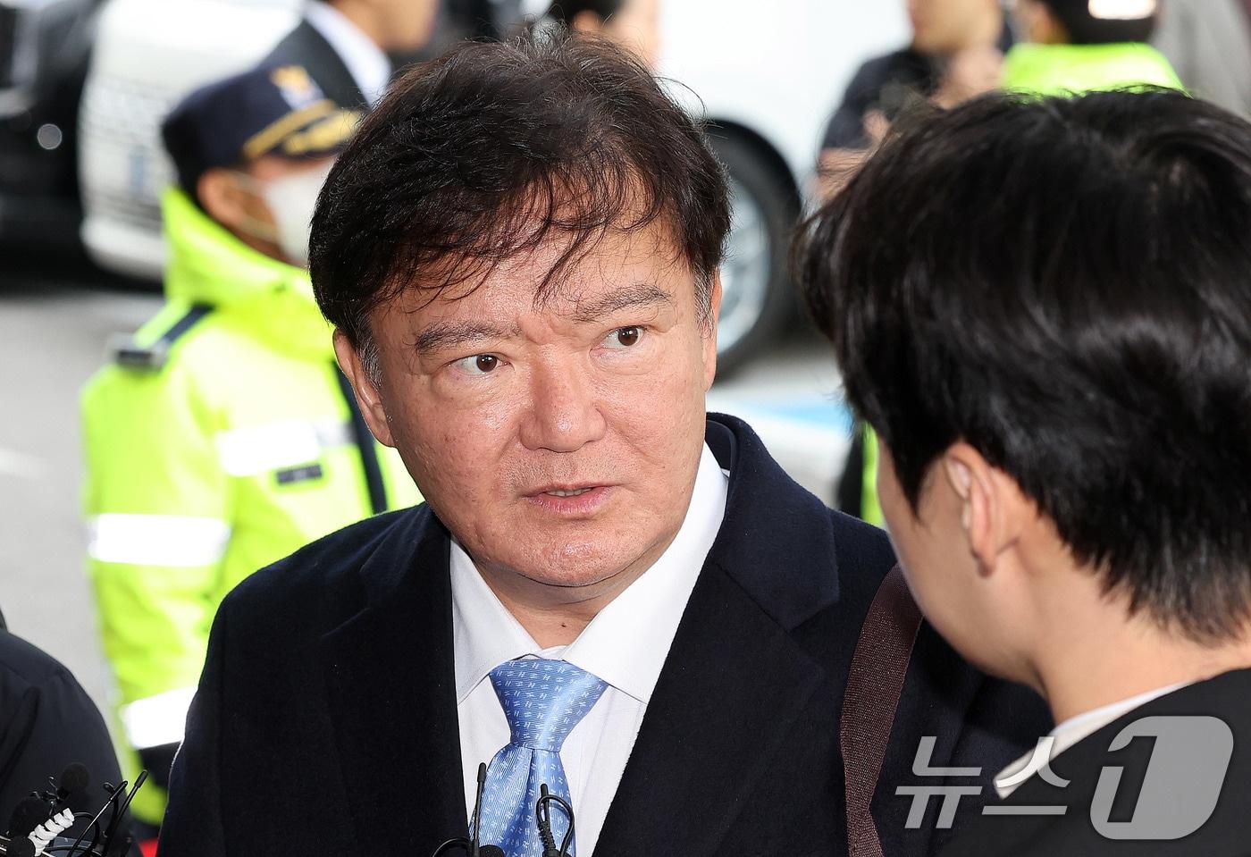 본문 이미지 - 민경욱 전 의원이 20일 서울 양천구 남부지법에서 열린 '자유한국당 패스트트랙(신속처리안건) 충돌 사건' 1심 선고 공판에 출석하며 취재진 질문에 답하고 있다. 2025.11.20 ⓒ 뉴스1 박지혜 기자