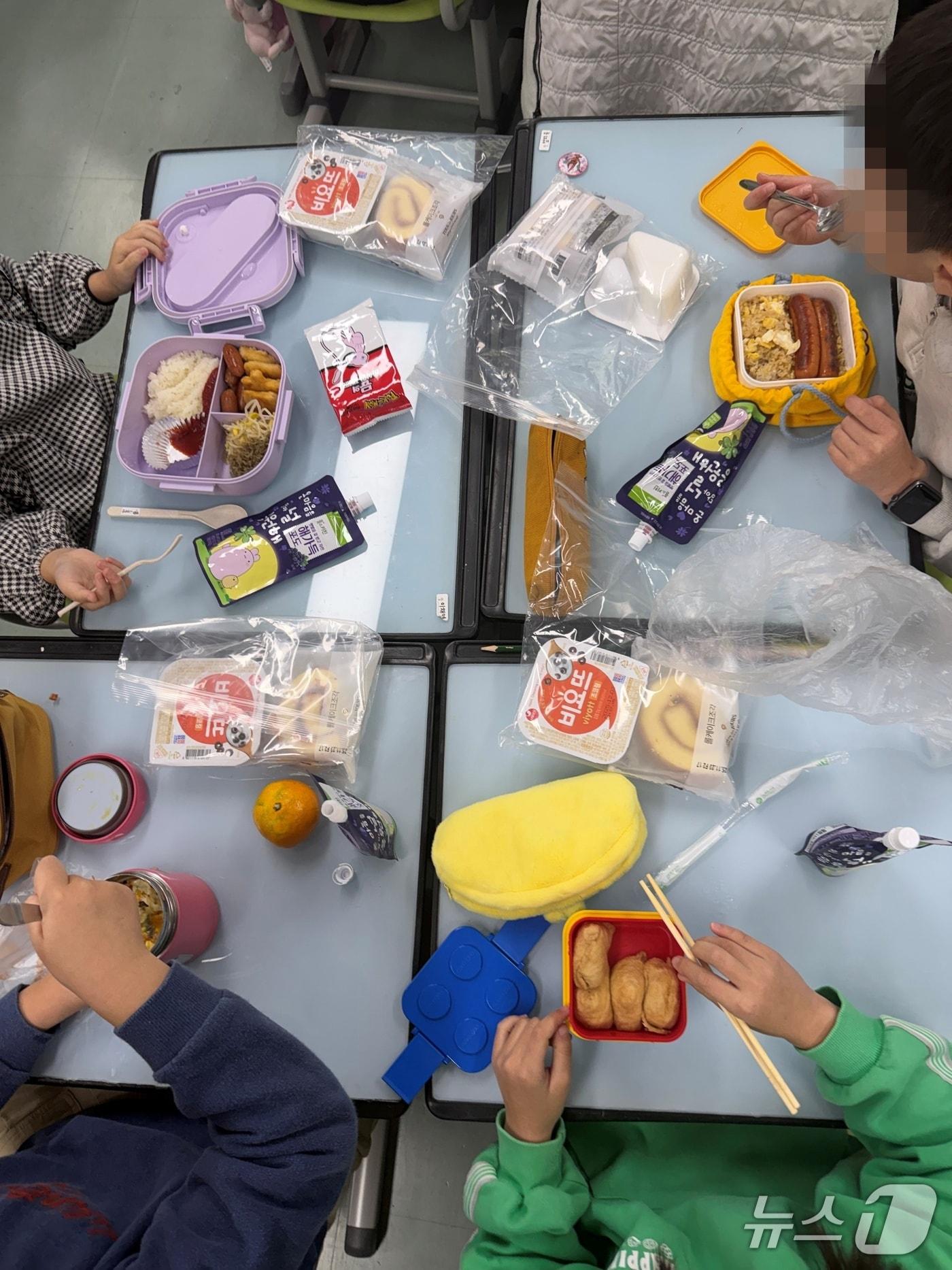 본문 이미지 - 학교 급식·돌봄 업무 등에 종사하는 비정규직 노동자들이 20일 총파업에 돌입한 가운데 춘천의 한 초등학교 저학년 교실에서 아이들이 부모가 싸준 도시락을 먹고 있다.2025.11.20 한귀섭 기자