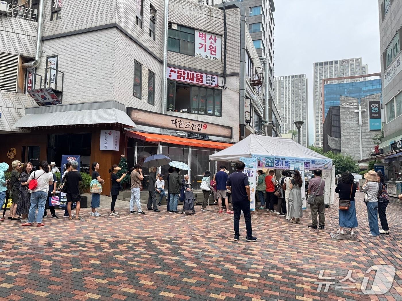 본문 이미지 - 올 상반기에 열린 과천시 통큰 세일 행사.(과천시 제공)