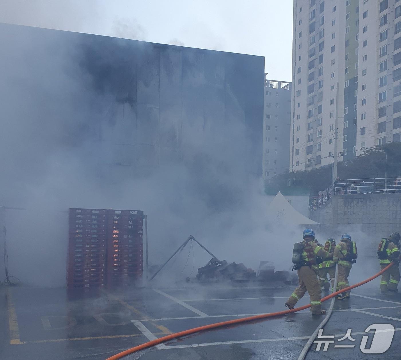 본문 이미지 - 20일 부산 영도구의 한 대형마트에 난 불을 진압하고 있는 모습 (소방 제공. 재판매 및 DB금지)
