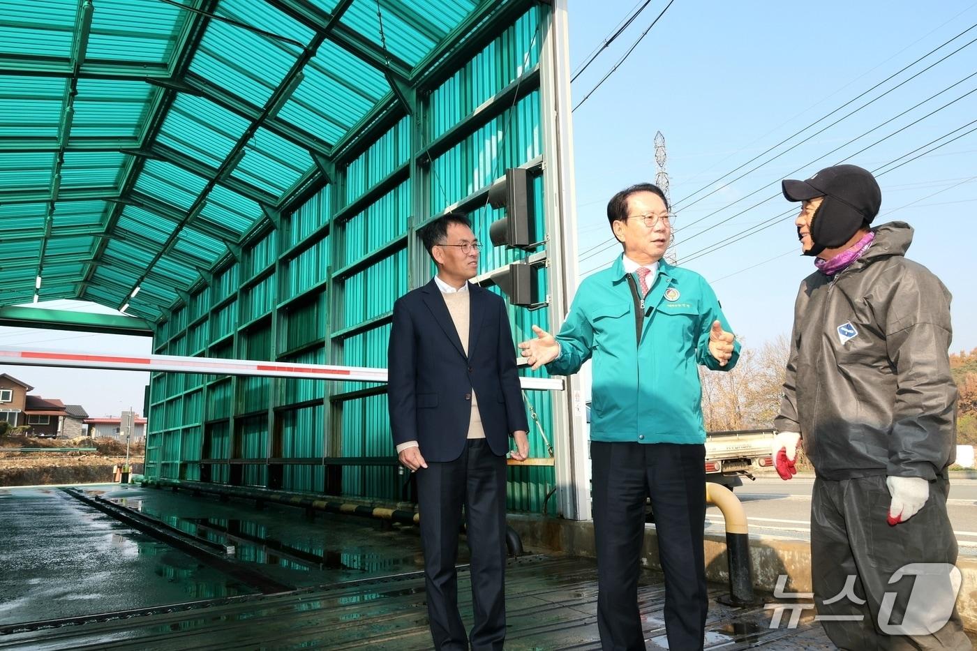 송인헌 충북 괴산군수가 사리면 거점소독소를 찾아 근무자를 격려하고, 방역 상황을 점검했다.&#40;괴산군 제공, 재판매 및 DB금지&#41;/뉴스1