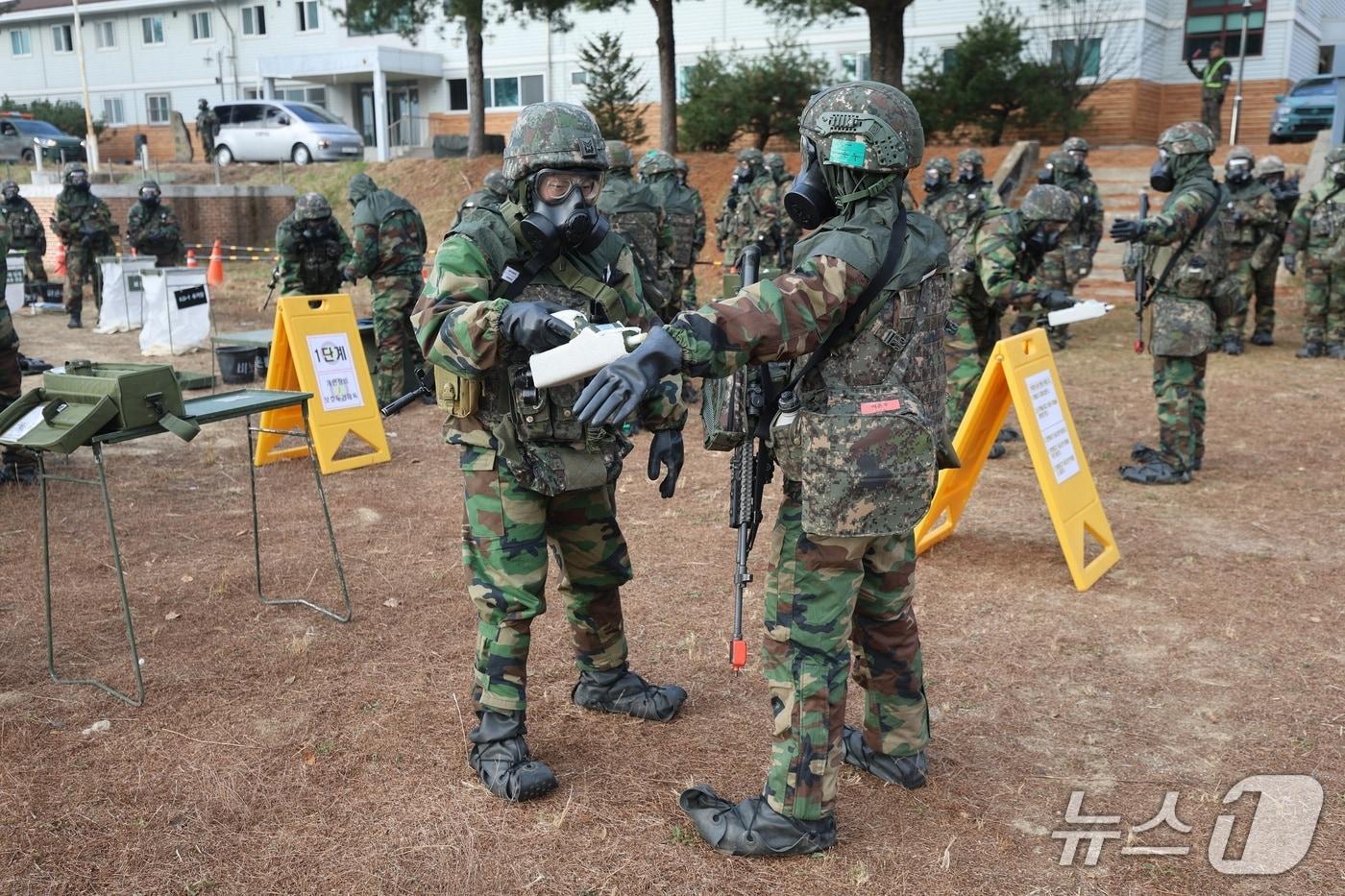 본문 이미지 -  화생방대대 장병들이 20일 대량사상자 훈련 간 화생방 오염제거를 위해 제독을 실시하고 있다.(15사단 제공, 재판매 및 DB금지)