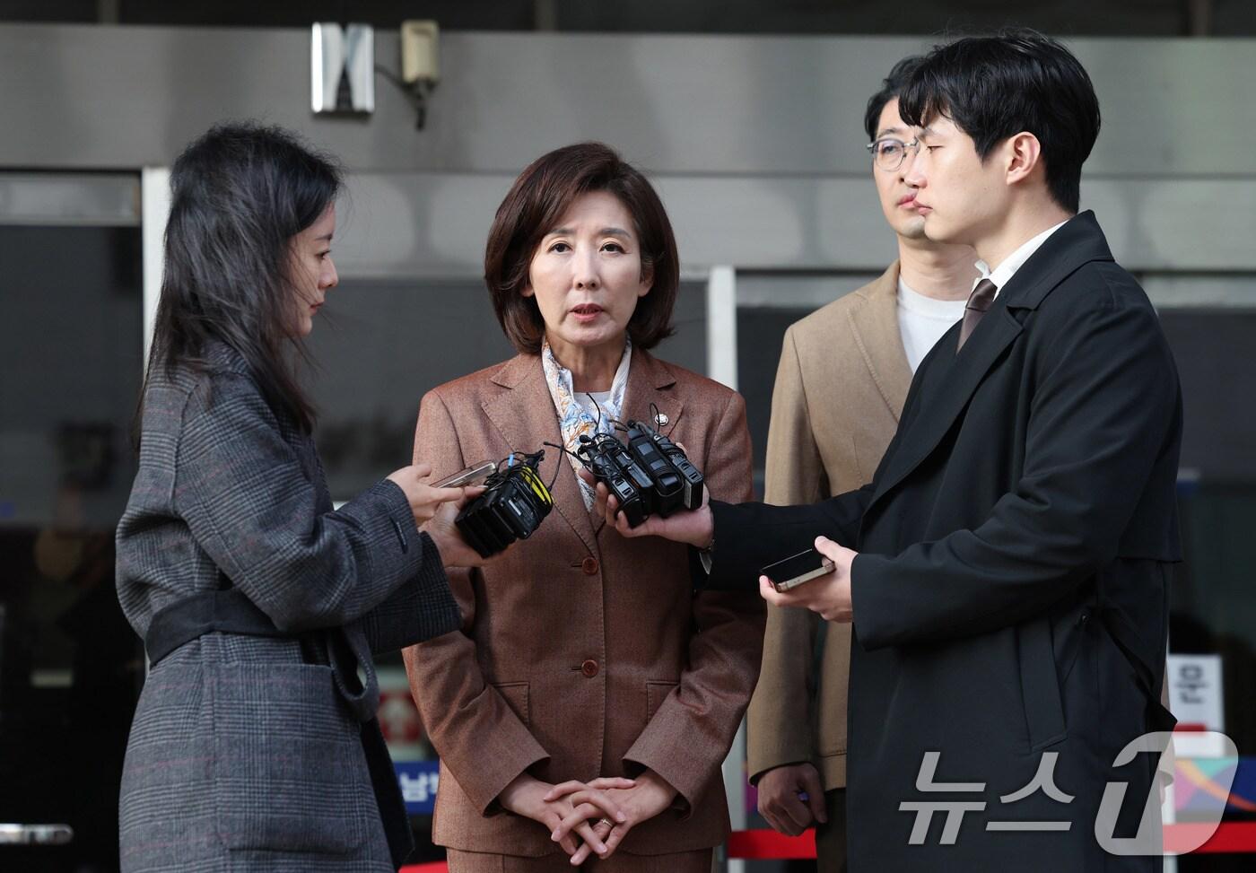 나경원 국민의힘 의원이 20일 서울 양천구 남부지법에서 열린 &#39;자유한국당 패스트트랙&#40;신속처리안건&#41; 충돌 사건&#39; 1심 선고를 마친 뒤 법정을 나서며 심경을 밝히고 있다. 재판부는 이날 사건 당시 자유한국당 원내대표였던 나 의원에게 벌금 총 2천400만원을, 당 대표였던 황교안 전 총리에게 벌금 총 1천900만원을 선고했다. 2025.11.20/뉴스1 ⓒ News1 박지혜 기자