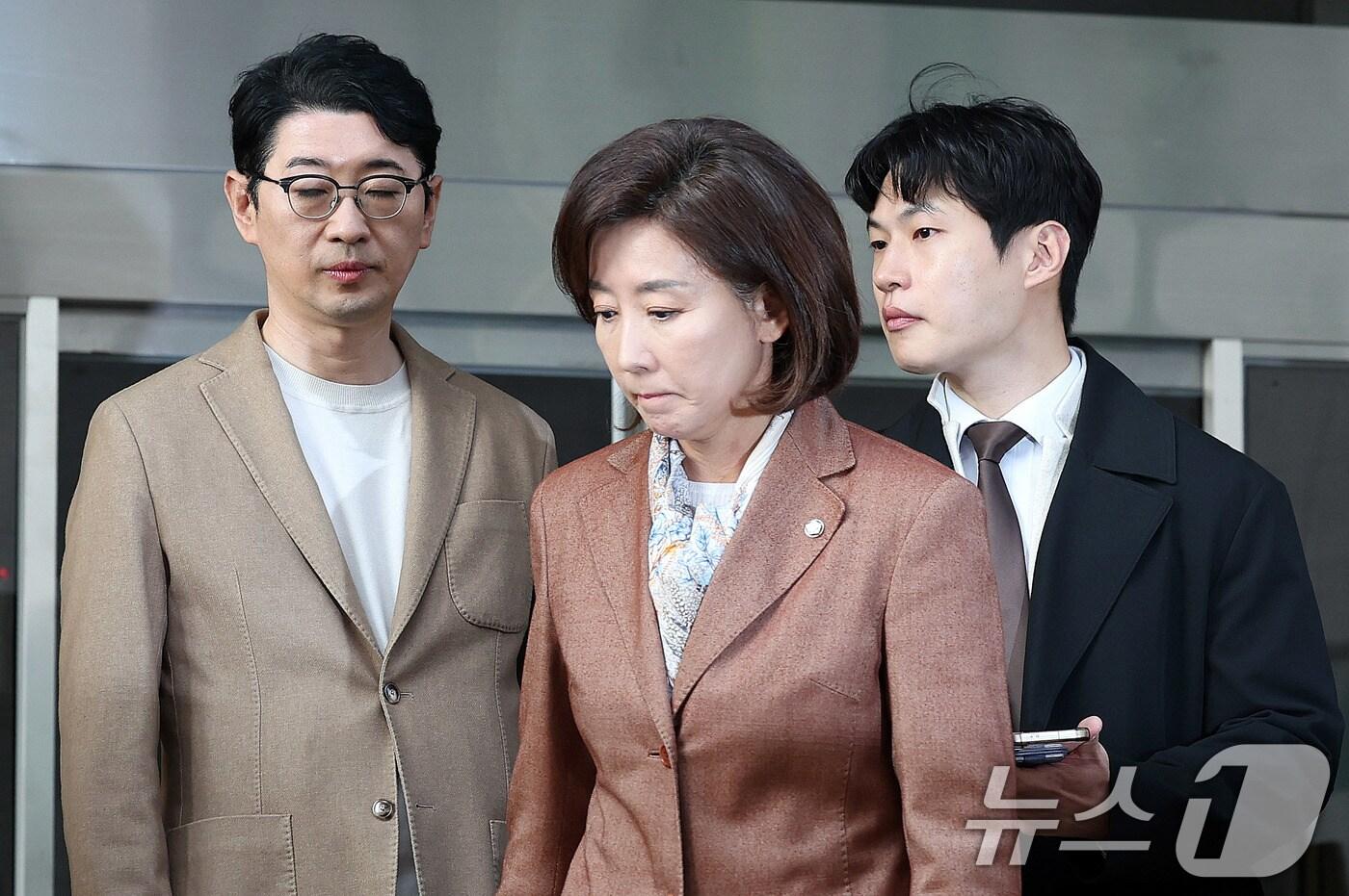 나경원 국민의힘 의원이 20일 서울 양천구 남부지법에서 열린 '자유한국당 패스트트랙(신속처리안건) 충돌 사건' 1심 선고를 마친 뒤 법원을 나서고 있다. 재판부는 이날 사건 당시 자유한국당 원내대표였던 나 의원에게 벌금 총 2천400만원을, 당 대표였던 황교안 전 총리에게 벌금 총 1천900만원을 선고했다. 2025.11.20/뉴스1 ⓒ News1 박지혜 기자