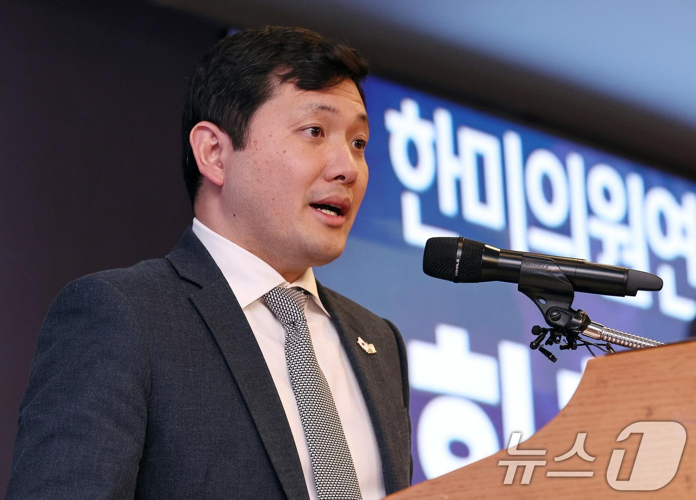 본문 이미지 - 케빈 김 주한미국대사대리가 20일 오후 서울 중구 롯데호텔에서 열린 한미의원연맹 창립기념 제1회 한미외교포럼에서 기조연설을 하고 있다. 2025.11.20/뉴스1 ⓒ News1 구윤성 기자