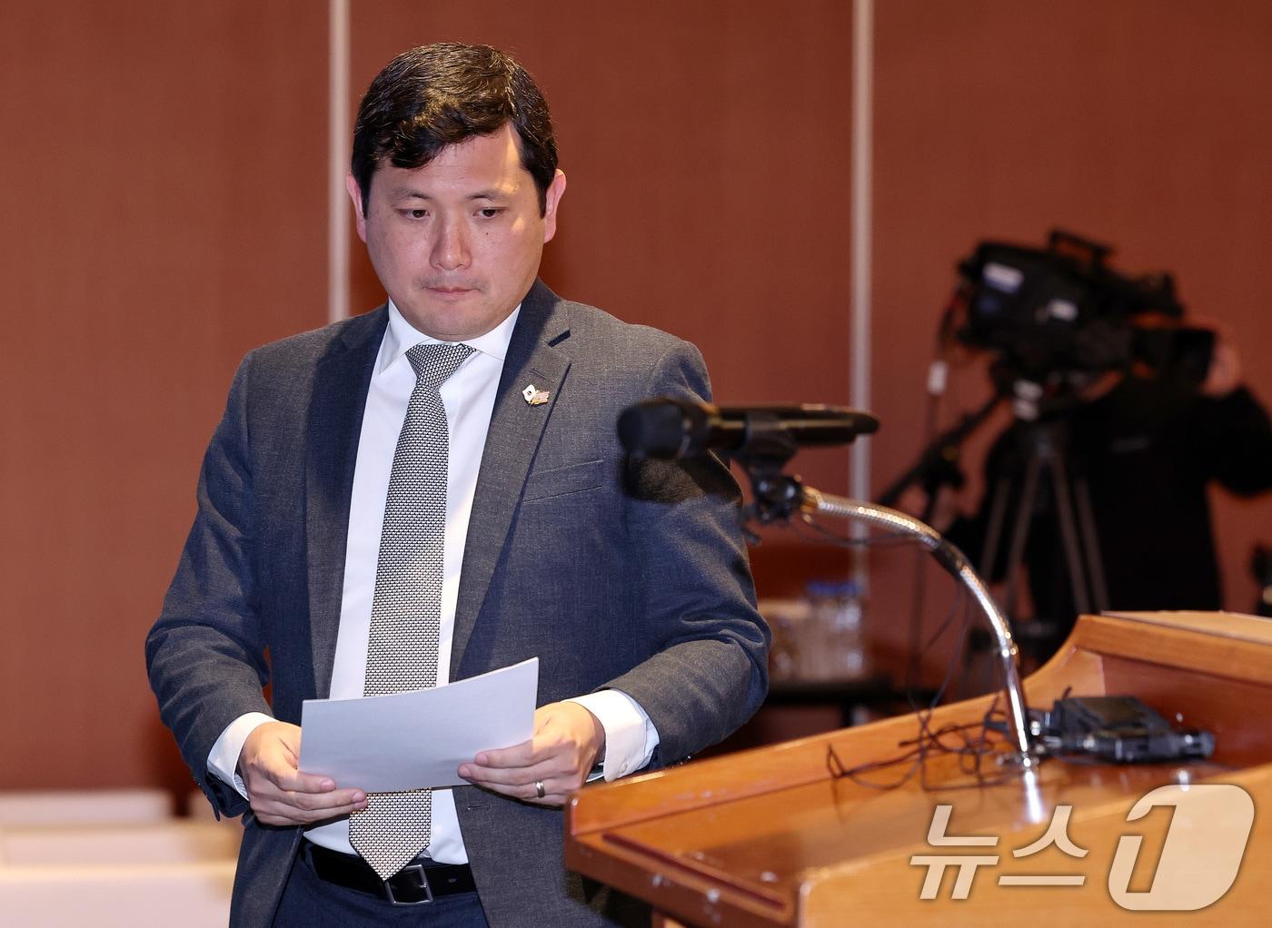 본문 이미지 - 케빈 김 주한미국대사대리가 20일 오후 서울 중구 롯데호텔에서 열린 한미의원연맹 창립기념 제1회 한미외교포럼에서 기조연설을 위해 연단에 오르고 있다. 2025.11.20/뉴스1 ⓒ News1 구윤성 기자