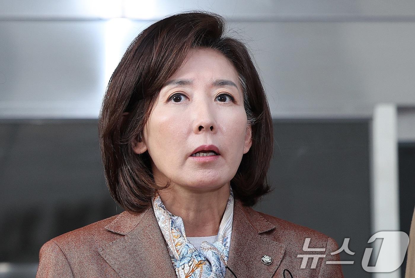 나경원 국민의힘 의원이 지난 20일 서울 양천구 남부지법에서 열린 &#39;자유한국당 패스트트랙&#40;신속처리안건&#41; 충돌 사건&#39; 1심 선고를 마친 뒤 법정을 나서며 심경을 밝히고 있다. 검찰은 27일 1심 판결에 항소하지 않기로 했다. 2025.11.20/뉴스1 ⓒ News1 박지혜 기자