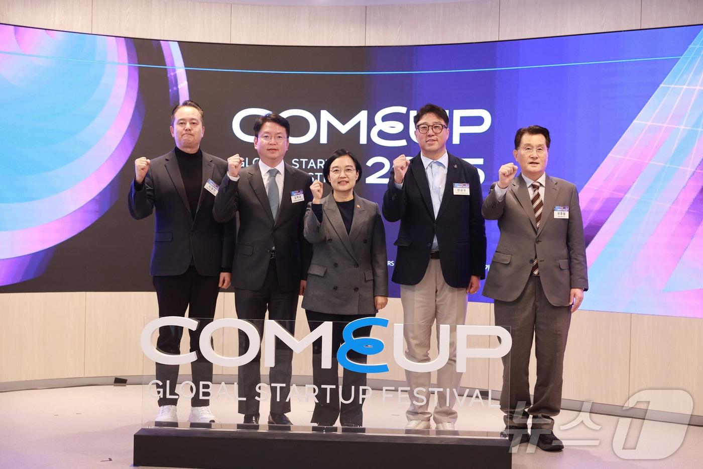 한성숙 중소벤처기업부 장관이 20일 서울 강남구 글로벌스타트업센터&#40;GSC&#41;에서 열린 &#39;컴업 2025&#39; 미디어데이에서 이정민 벤처기업협회 사무총장, 김학균 한국벤처캐피탈협회장, 한상우 코리아스타트업포럼 의장, 유종필 창업진흥원장과 기념 촬영을 하고 있다. &#40;중소벤처기업부 제공. 재판매 및 DB 금지&#41; 2025.11.20/뉴스1