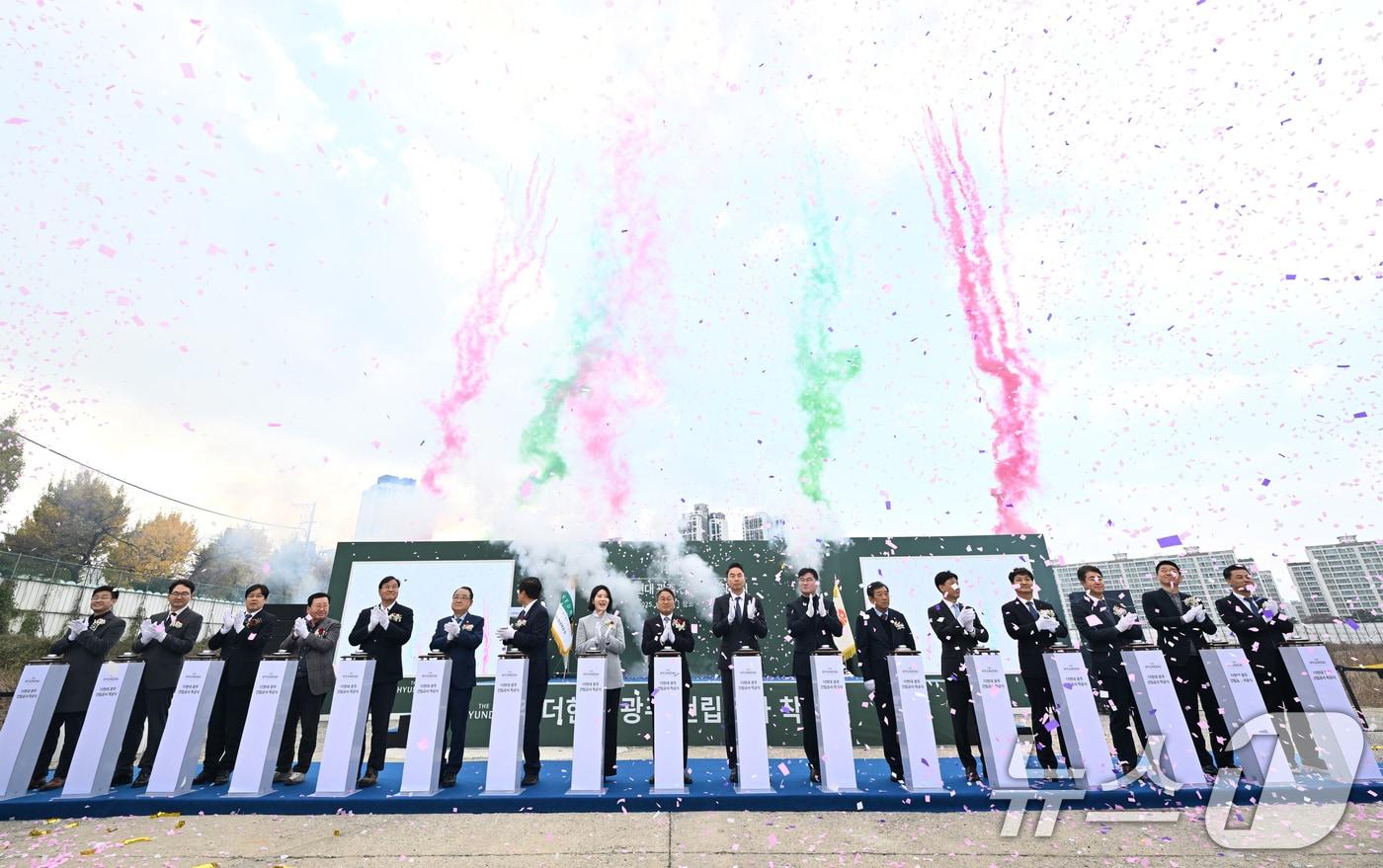 20일 광주 북구 임동 &#39;옛 전방·일신방직 부지&#39;에서 복합쇼핑몰 &#39;더현대 광주&#39; 착공식이 강기정 광주시장, 정지영 현대백화점 사장, 문인 북구청장, 시민등 참석해 열렸다. 2025.11.20/뉴스1 ⓒ News1 김태성 기자