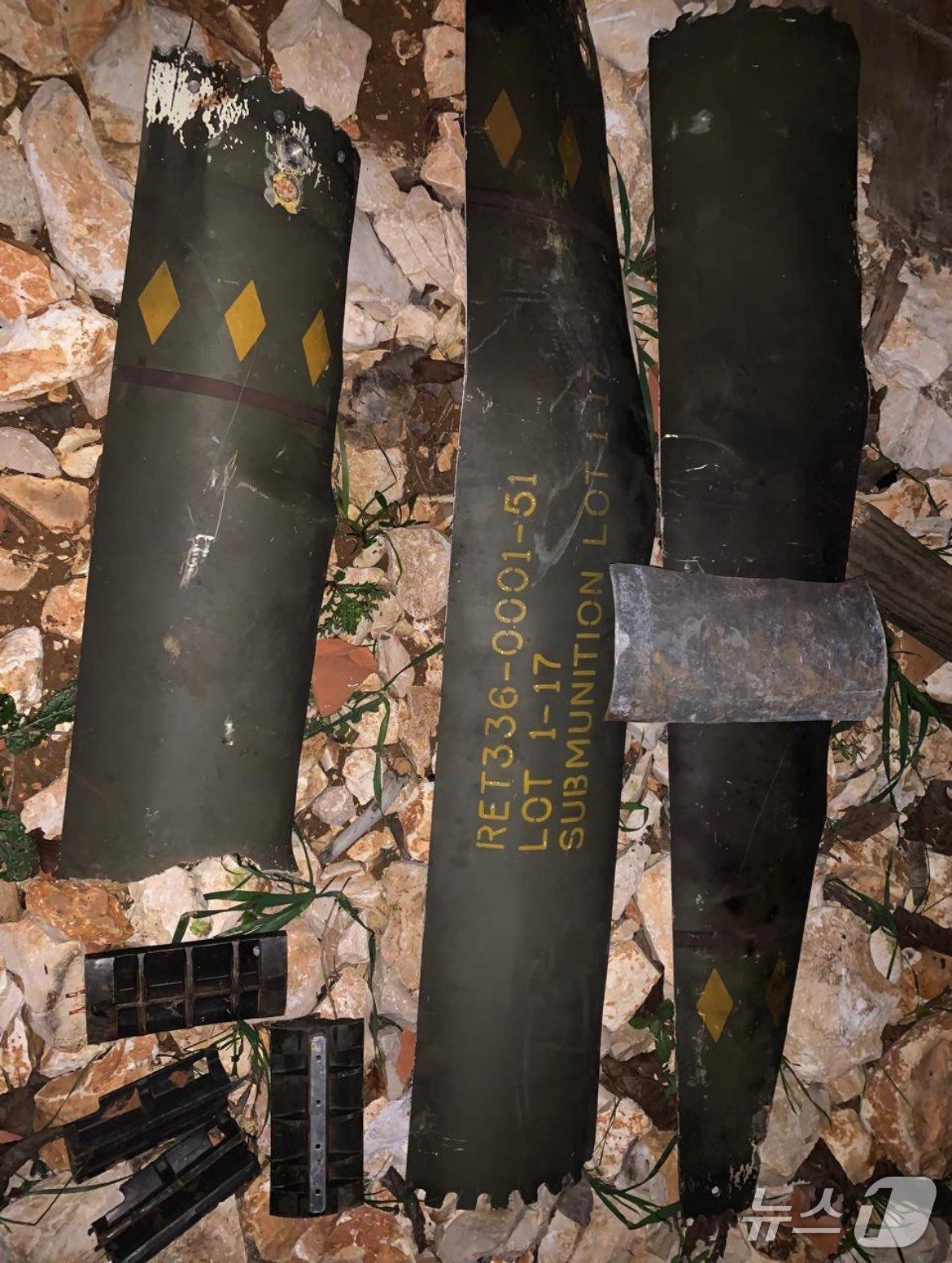 본문 이미지 - 레바논 리타니강 남쪽 지역에서 발견된 이스라엘의 집속탄 잔해. &#40;출처=엑스&#41; 2025.11.19./뉴스1