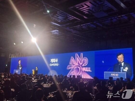 본문 이미지 - 김승배 한국부동산개발협회장이 서울 삼성동 그랜드 인터컨티넨탈 서울 파르나스에서 열린 창립 20주년 기념행사에서 개회 인사를 하고 있다. 뉴스1 ⓒ News1 