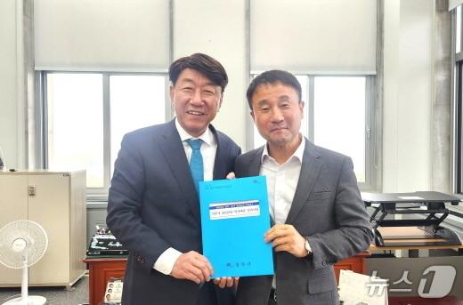 본문 이미지 - 우범기 전주시장이 20일 국회에서 한병도 의원을 만나 전주시의 주요 사업의 필요성과 당위성을 적극 설명했다.(전주시 제공, 재판매 및 DB 금지)/뉴스1