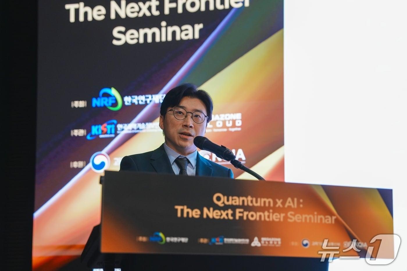 이주완 메가존클라우드 의장이 19일 서울 반얀트리 클럽 앤 스파 서울에서 열린 Quantum&times;AI: The Next Frontier 세미나에서 환영사를 하고 있다.&#40;메가존클라우드 제공&#41;