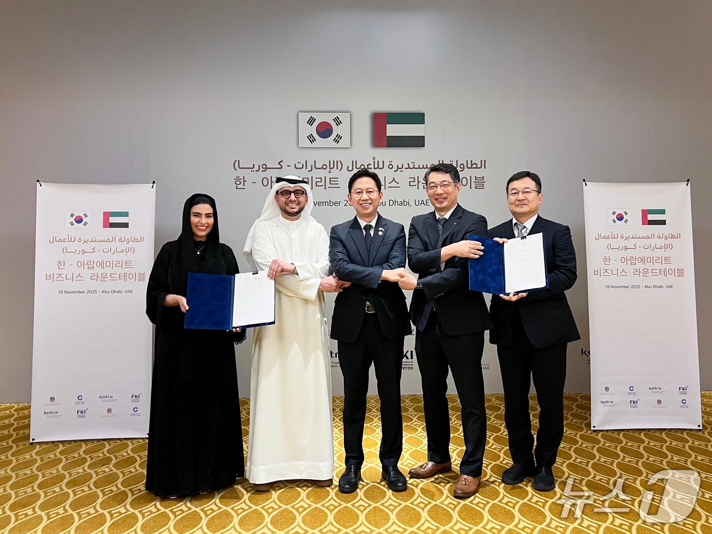 본문 이미지 - 아랍에미리트&#40;UAE&#41; 수도 아부다비에서 19일&#40;현지시각&#41; 열린 한-UAE 비즈니스 라운드 테이블에서 오토노머스에이투지가 UAE 인공지능&#40;AI&#41; 기업 &#39;스페이스42&#39;와 현지 자율주행 합작법인 설립을 공식 발표했다. &#40;왼쪽부터&#41; 뮤니라 알 마르주키 스페이스42 상무, 슐라이만 알 알리 스페이스42 최고경영자&#40;CEO&#41;, 배경훈 부총리 겸 과기정통부 장관, 유병용 오토노머스에이투지 부사장, 황성훈 과기정통부 국제협력관 국장&#40;오토노머스에이투지 제공&#41;. 2025.11.19.